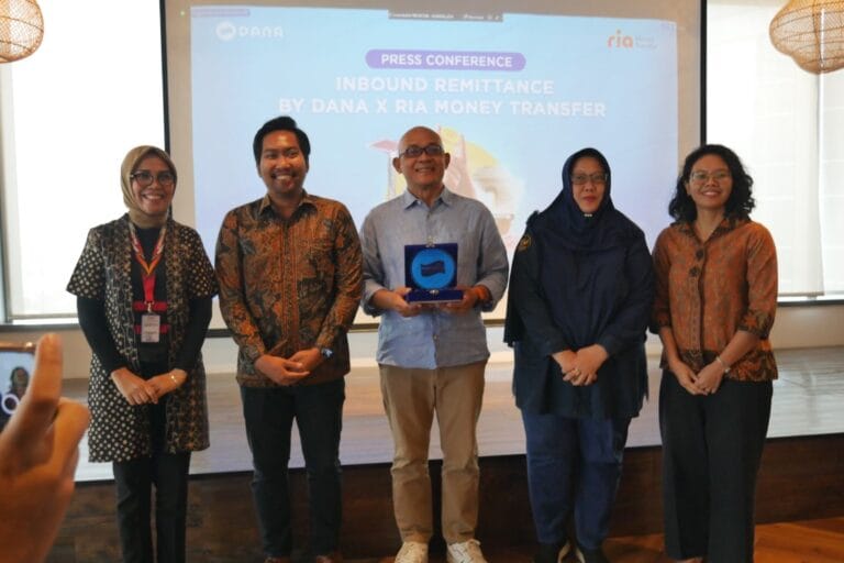 Kerja sama antara DANA dan RIA Money