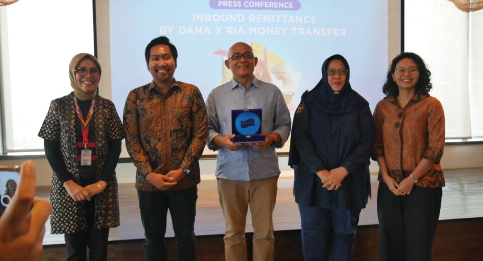 Kerja sama antara DANA dan RIA Money