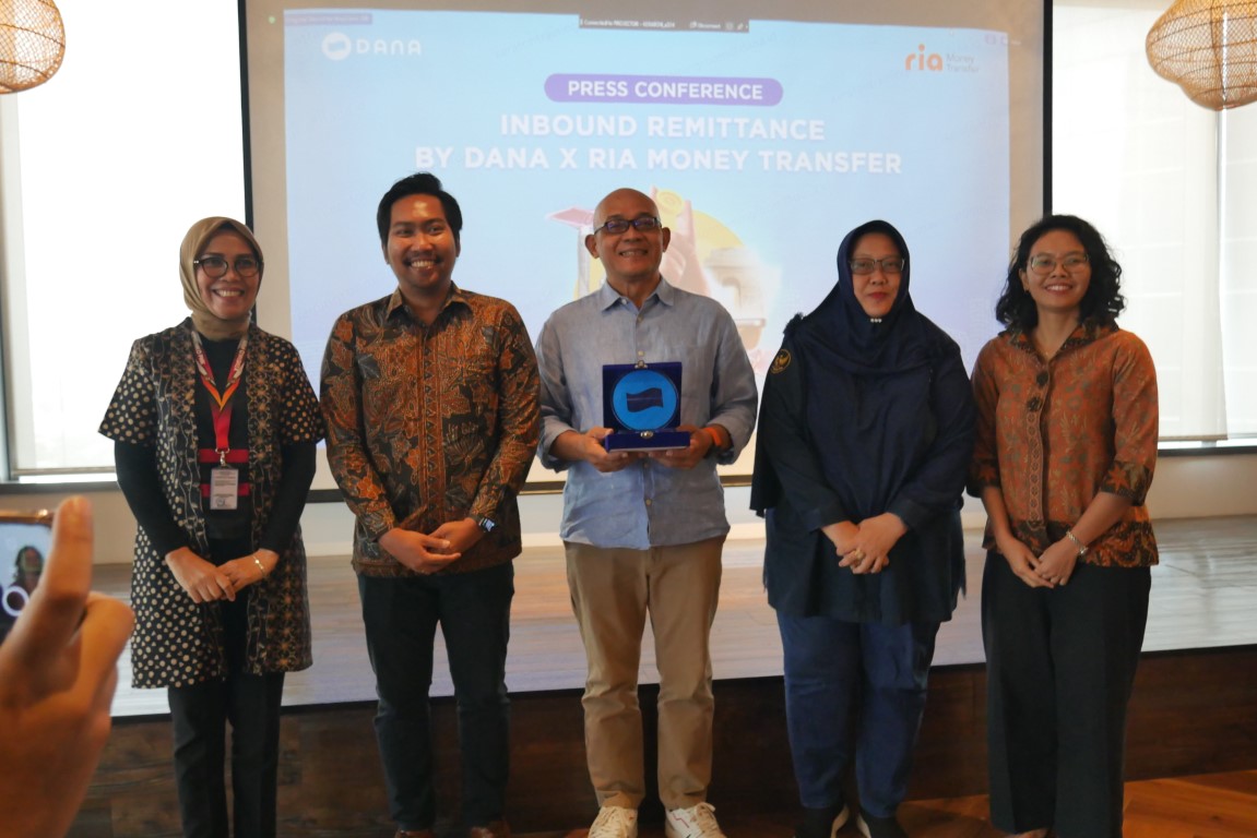 Kerja sama antara DANA dan RIA Money
