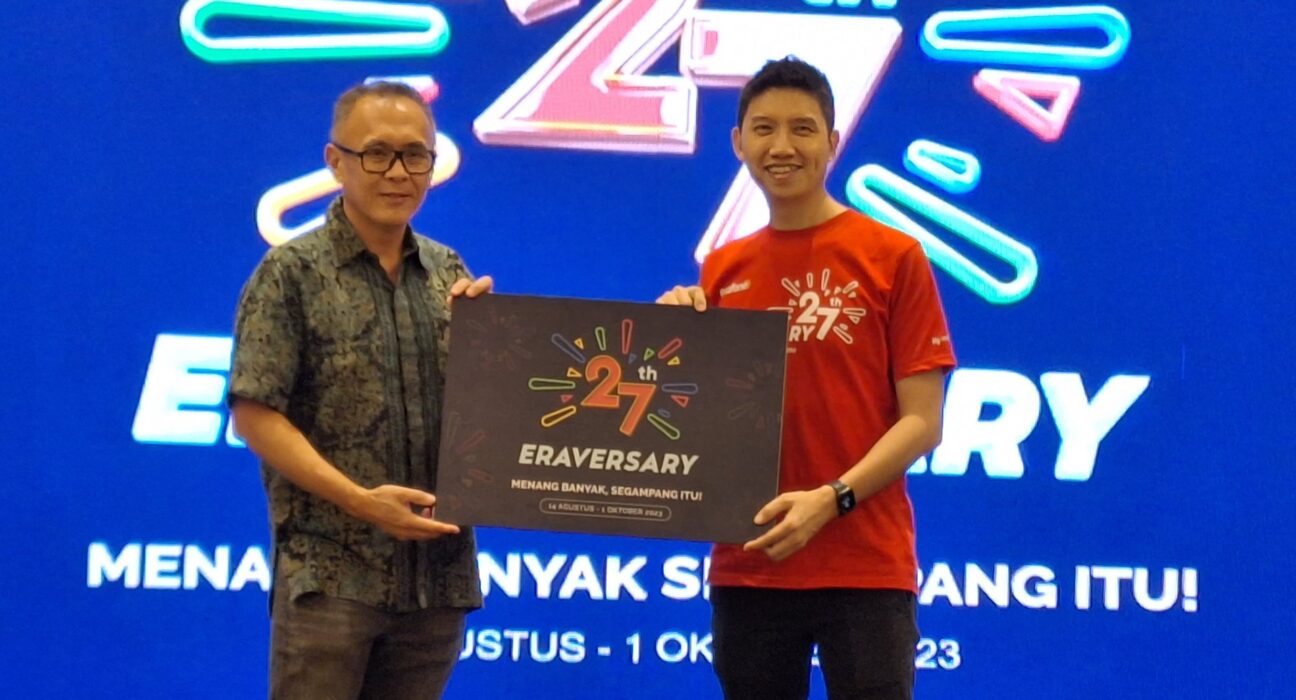 Joy Wahjudi, Wakil Direktur Erajaya (kiri) & Luis Anthony, Head of Marketing Erajaya (kanan) meresmikan Eraversary 2023