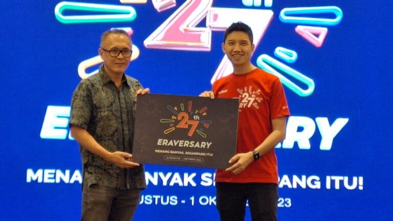 Joy Wahjudi, Wakil Direktur Erajaya (kiri) & Luis Anthony, Head of Marketing Erajaya (kanan) meresmikan Eraversary 2023