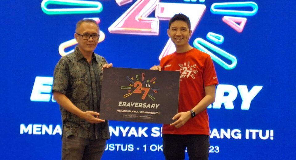 Joy Wahjudi, Wakil Direktur Erajaya (kiri) & Luis Anthony, Head of Marketing Erajaya (kanan) meresmikan Eraversary 2023