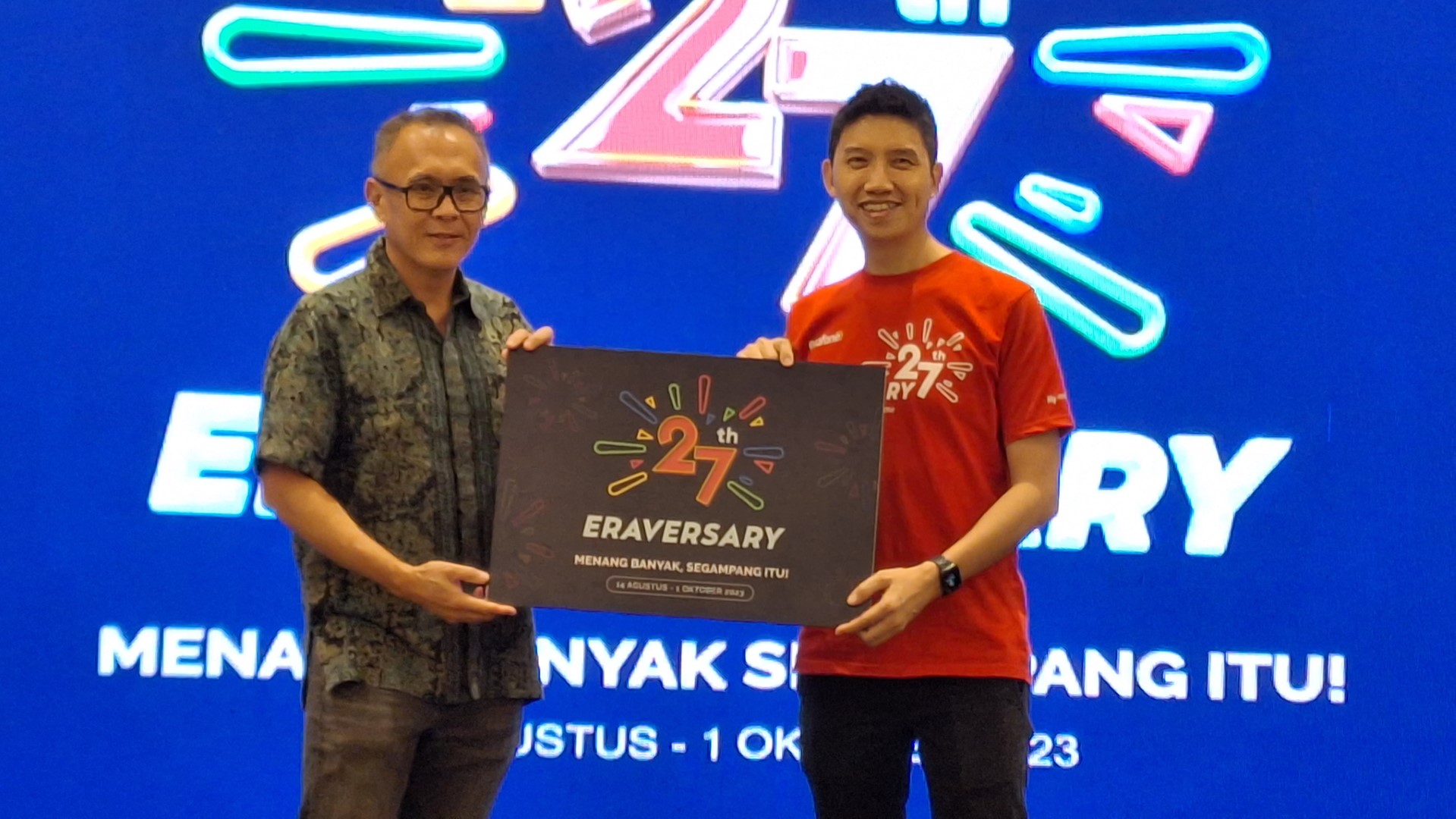 Joy Wahjudi, Wakil Direktur Erajaya (kiri) & Luis Anthony, Head of Marketing Erajaya (kanan) meresmikan Eraversary 2023