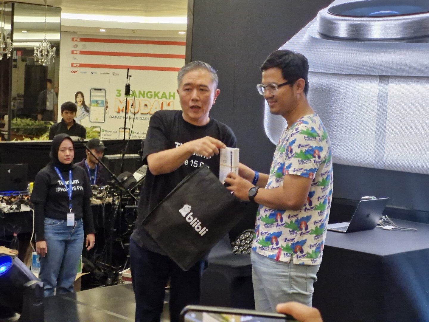 iPhone 15 midnight Launch