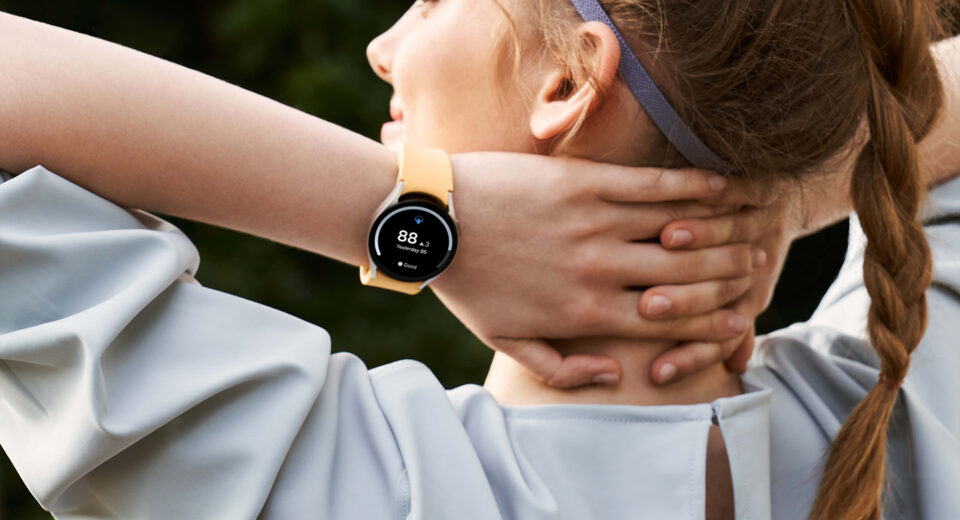 Wanita menggunakan smartwatch Galaxy Wach6
