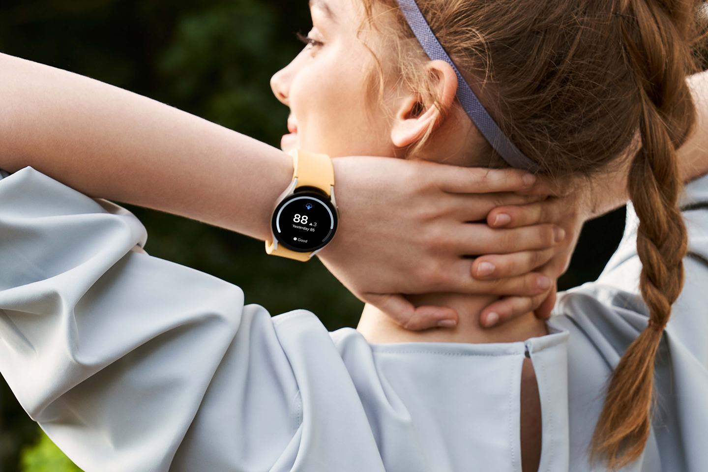 Wanita menggunakan smartwatch Galaxy Wach6