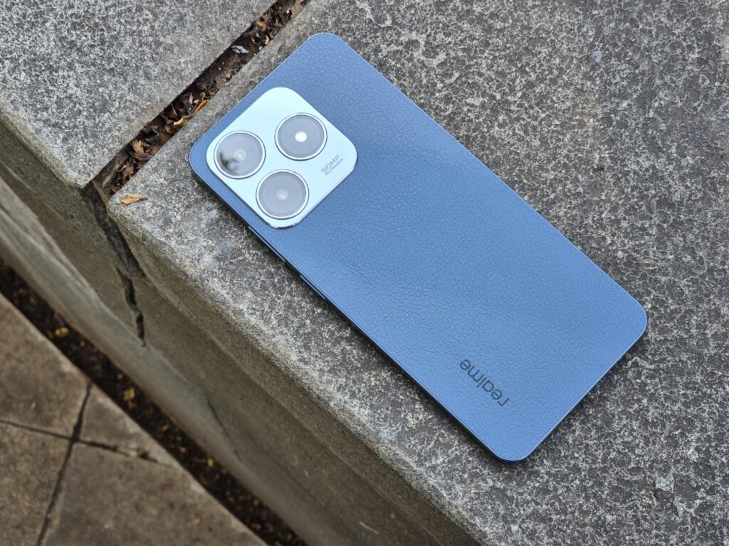 perangkat smartphone realme C63 berwarna biru