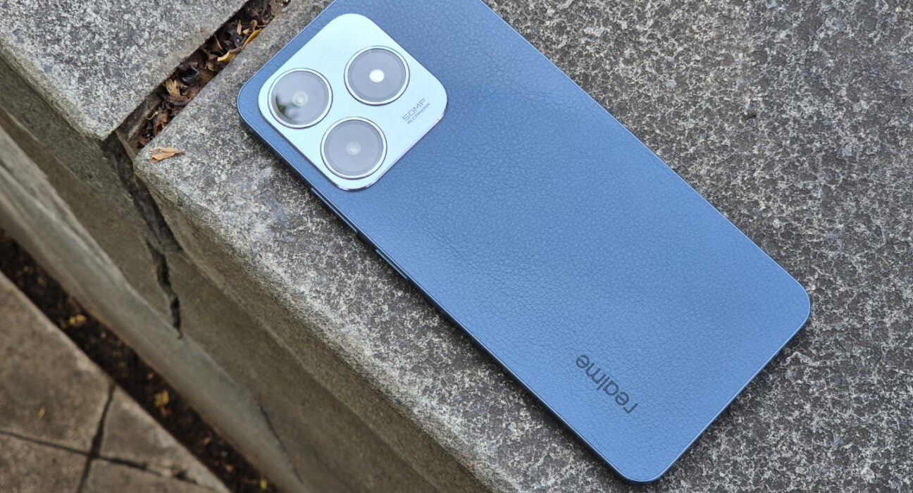 perangkat smartphone realme C63 berwarna biru