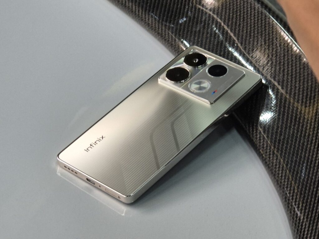smartphone hp infinix dengan blautan desain khusus ala BMW