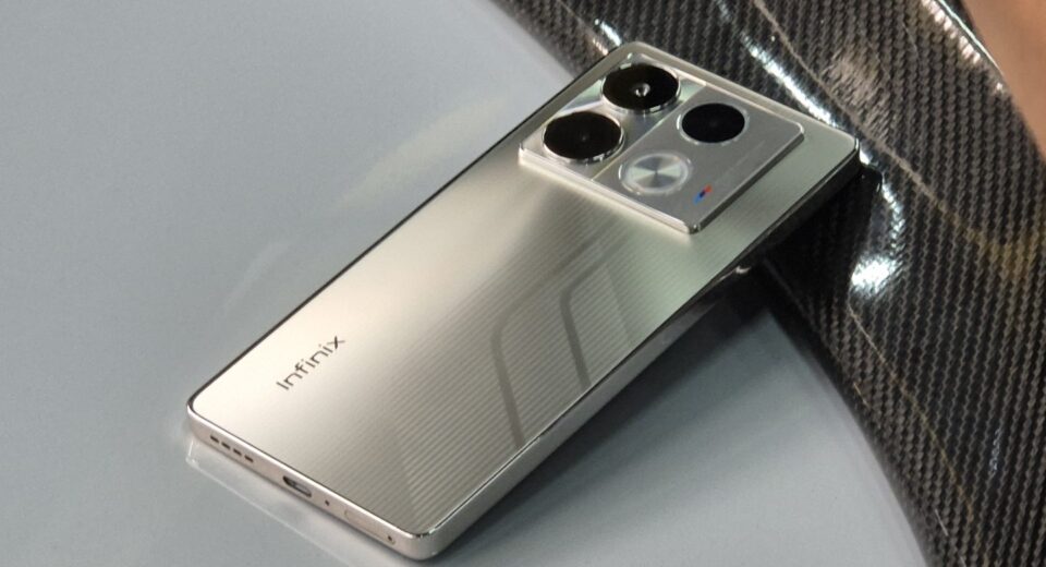 smartphone hp infinix dengan blautan desain khusus ala BMW