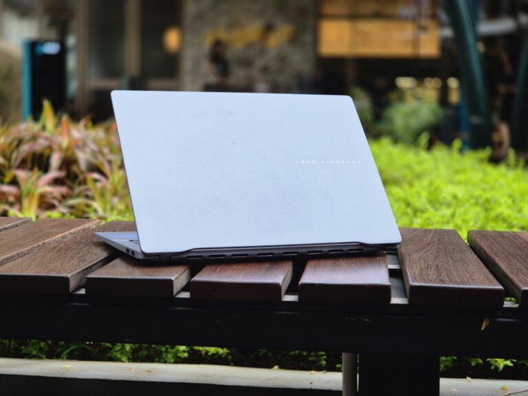 laptop asus vivobook berwarna putih