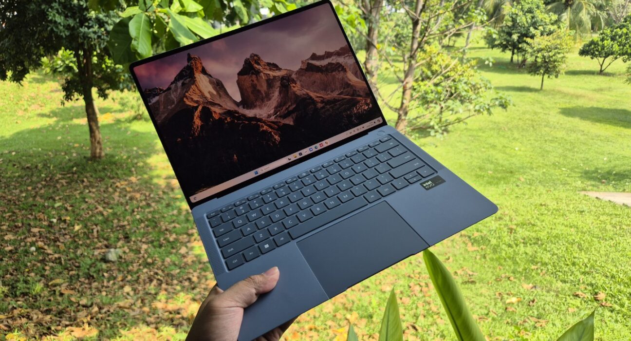 laptop huawei dengan dipegang 1 tangan