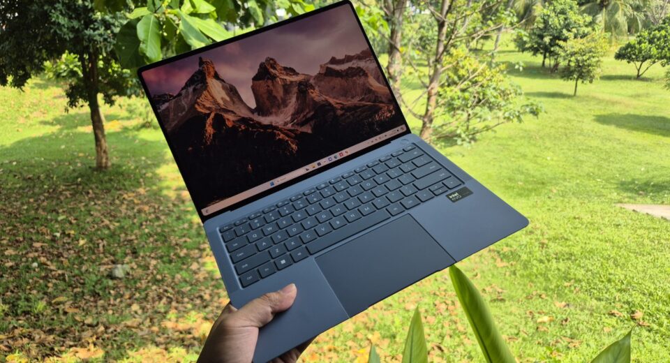 laptop huawei dengan dipegang 1 tangan