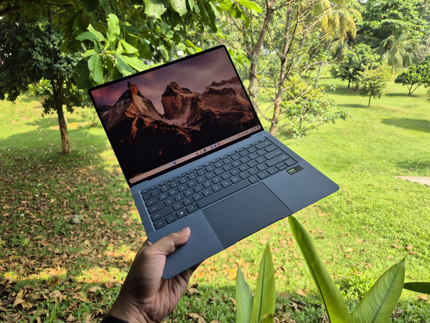 laptop huawei dengan dipegang 1 tangan