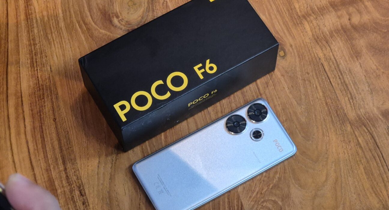 perangkat smartphone POCO F6 bersama dengan kotak Handphone