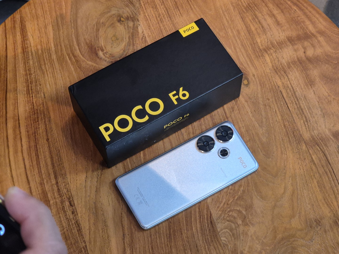 perangkat smartphone POCO F6 bersama dengan kotak Handphone