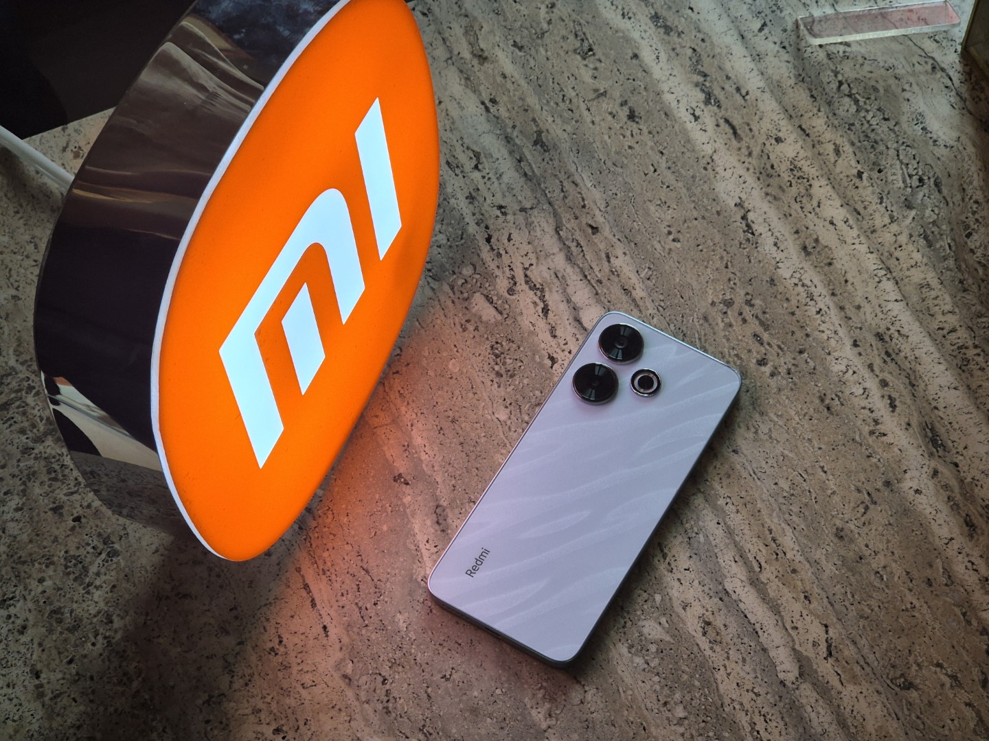 perangkat smartphone Redmi 13dengan logo xiaomi