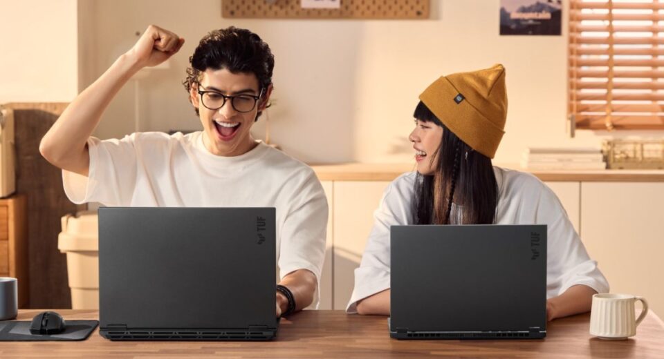 2 orang laki laki dan wanita menggunakan laptop asus tuf gaming a14 & a16