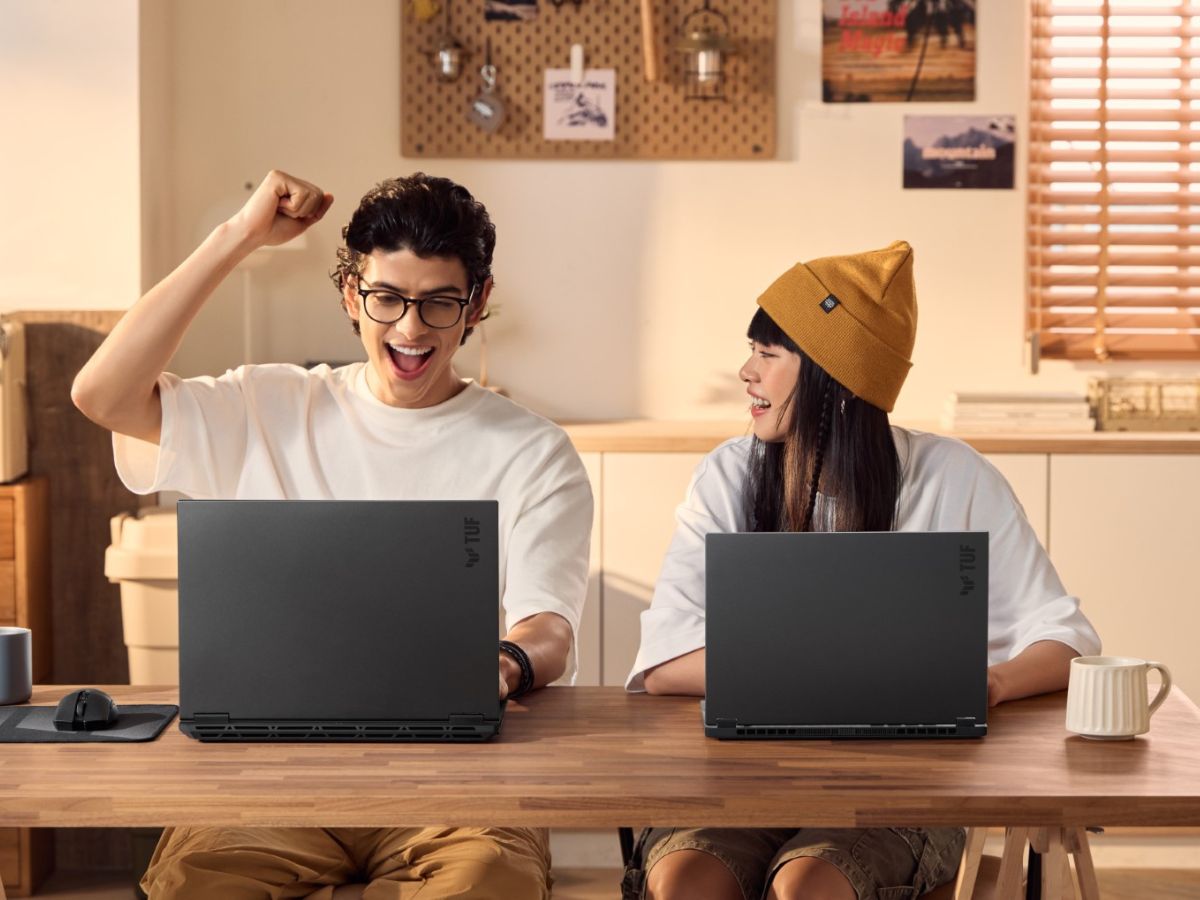 2 orang laki laki dan wanita menggunakan laptop asus tuf gaming a14 & a16