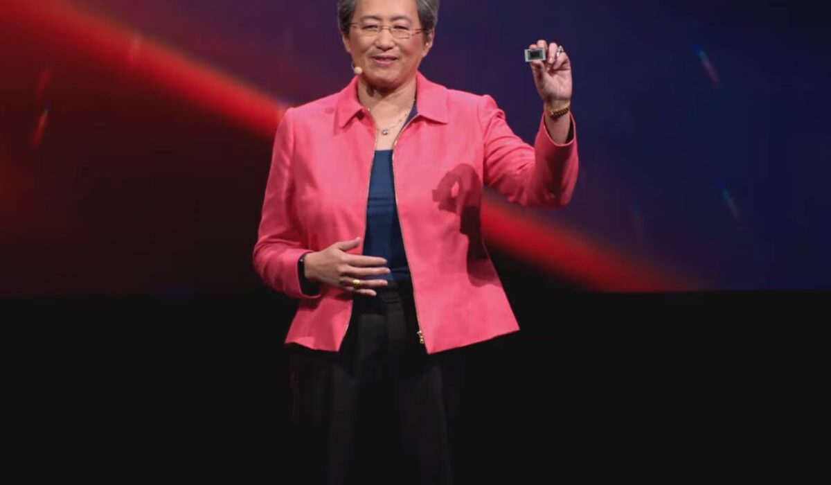 CEO AMD, Lisa Su memperkenalkan chip AI, Ryzen AI 300 terbaru