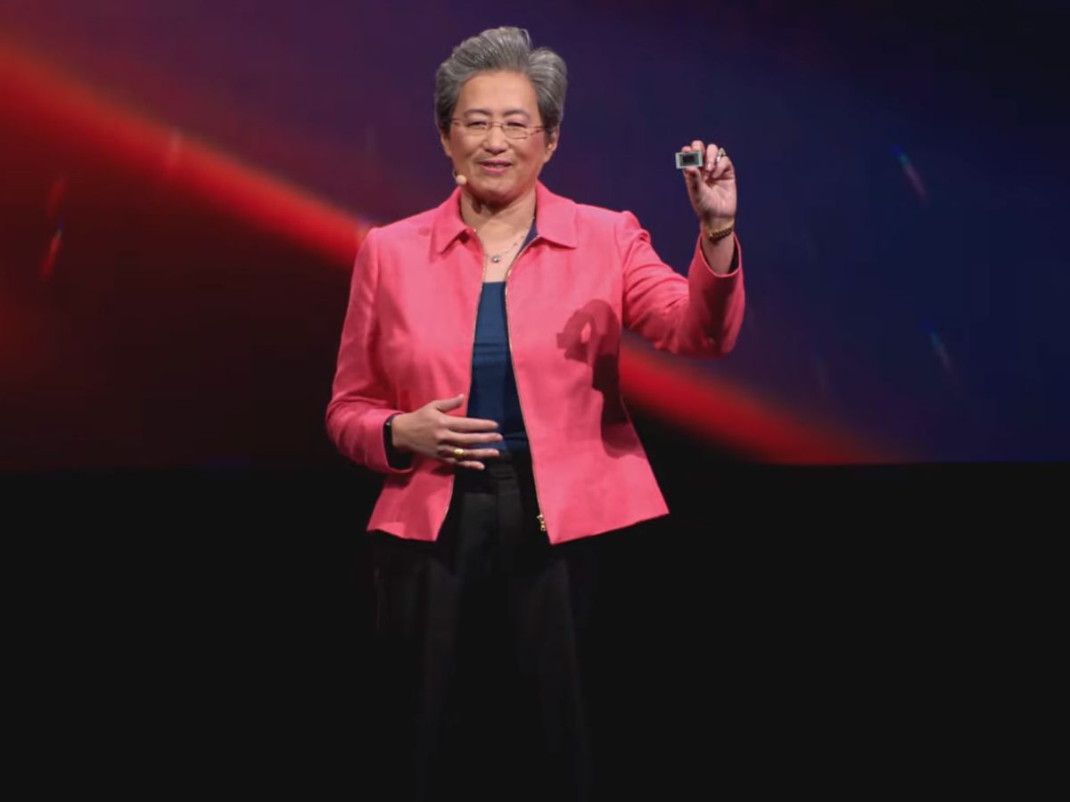 CEO AMD, Lisa Su memperkenalkan chip AI, Ryzen AI 300 terbaru