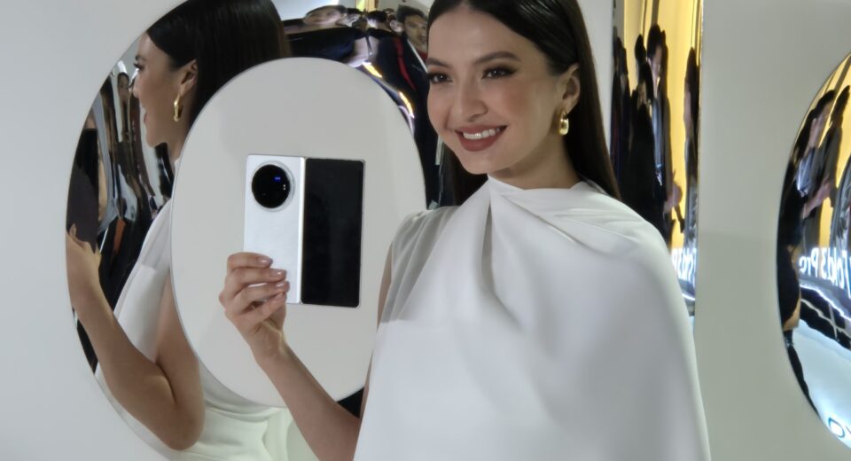 wanita aktris indonesia raline shah memegang perangkat hp smarpthone vivo x fold3 pro