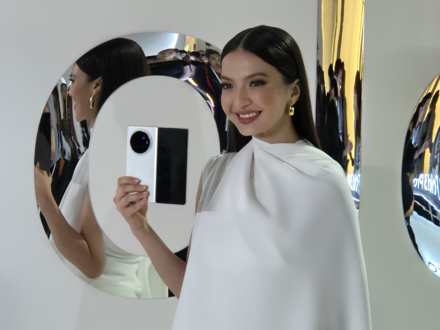 wanita aktris indonesia raline shah memegang perangkat hp smarpthone vivo x fold3 pro