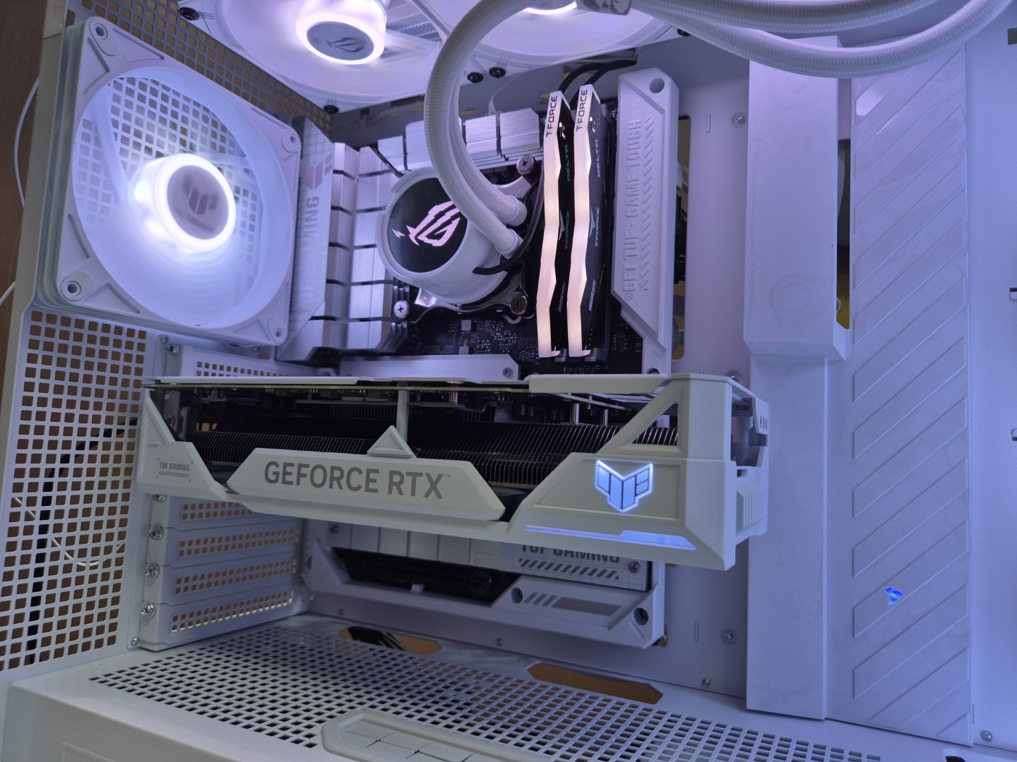 TUF GAMING Z790-BTF WiFi & TUF Gaming GeForce RTX™ 4070 Ti SUPER O16G BTF White, dalam balutan TUF Gaming GT302 ARGB