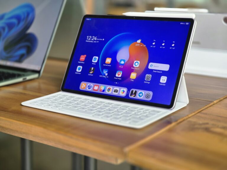 tablet Huawei dengan keyboard dan pencil