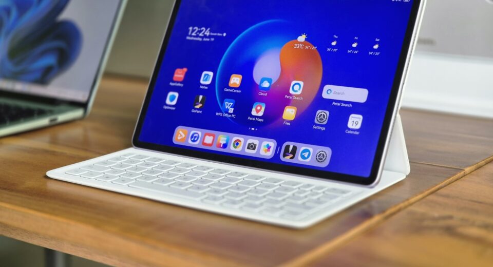 tablet Huawei dengan keyboard dan pencil