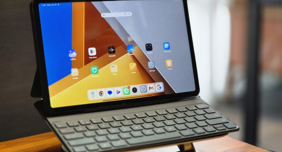 Tablet POCO Pad lengkap dengan aksesori