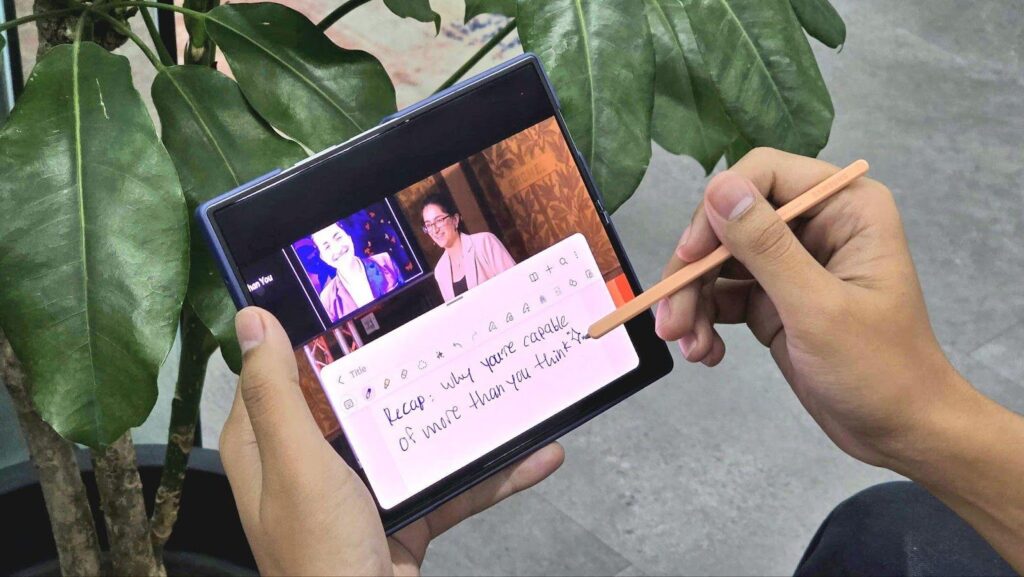 Fitur catatan sambil nonton video di Galaxy Z Fold6