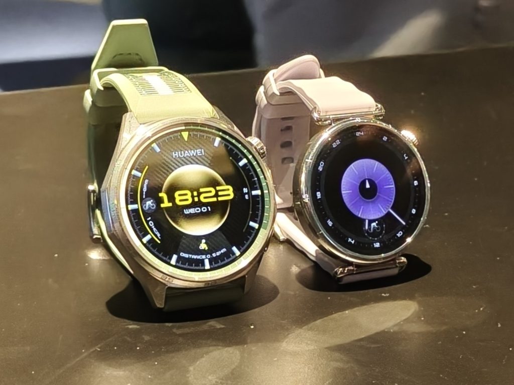 Huawei Watch GT 6 46mm (kiei) dan 41mm (kanan)