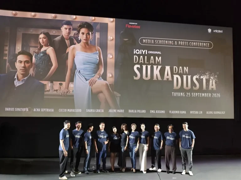 Barisan Cast & Produser Antara Suka dan Dusta sedang berfoto berjejer dalam sesi screening perdana