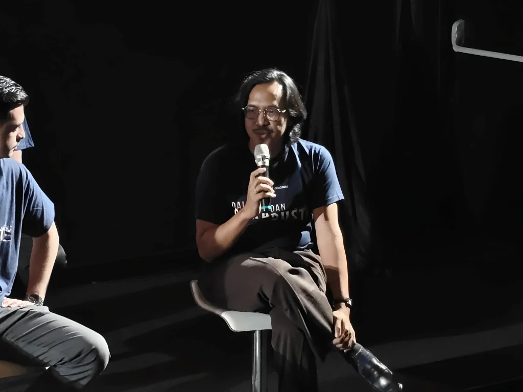 sosok pria, Ikhsan Sasmita, Head of Original Content Indonesia iQIYI sedang menjelaskan soal film