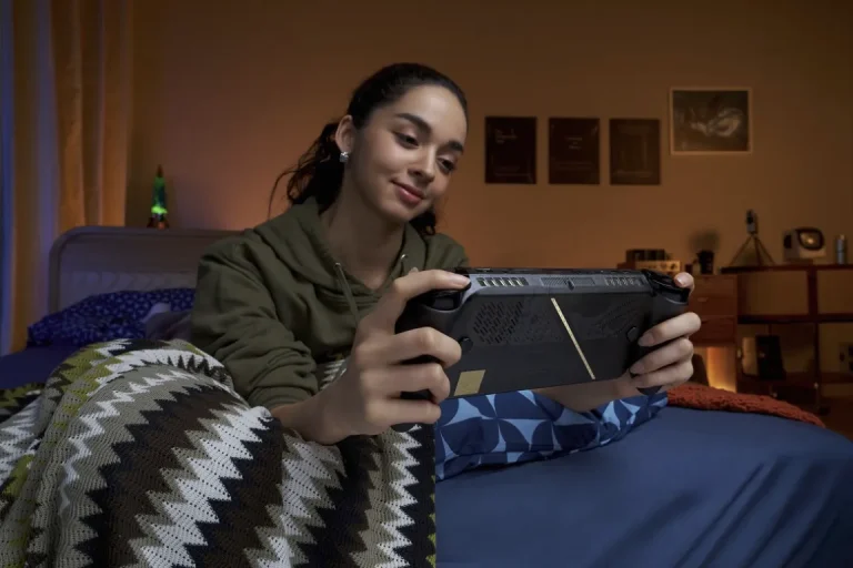 sosok perempuan sedang maminkan game di handheld ROG XBOX Ally X20