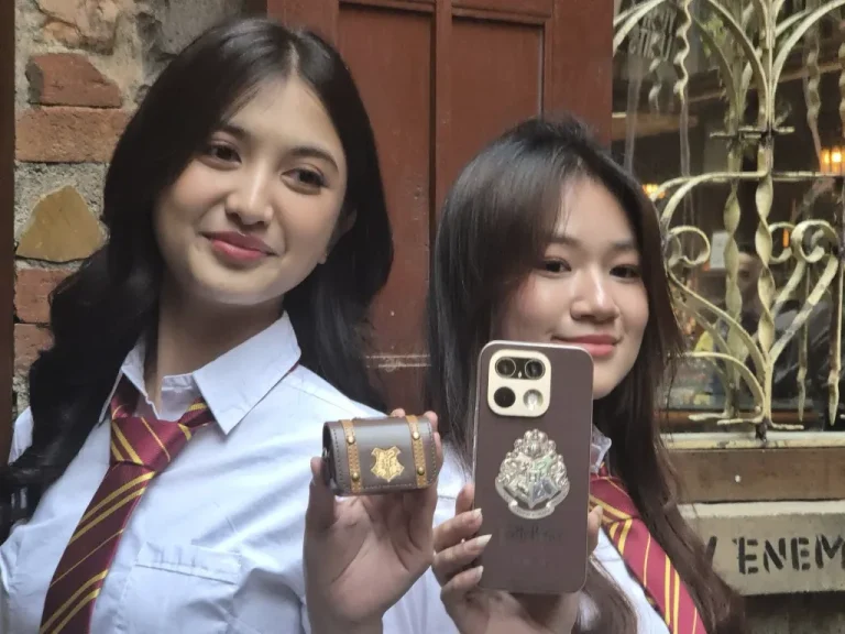 kedua wanita sedang memegang hp realme 16 Pro 5G 7 & TWS realme T500 Pro 5G