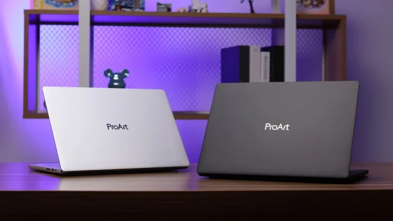 2 unit ASUS ProArt P14 & P16 dengan warna p[utih dan abu abu di atas meja