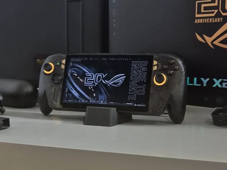 ASUS ROG Xbox Ally X20 warna hitam di atas mja