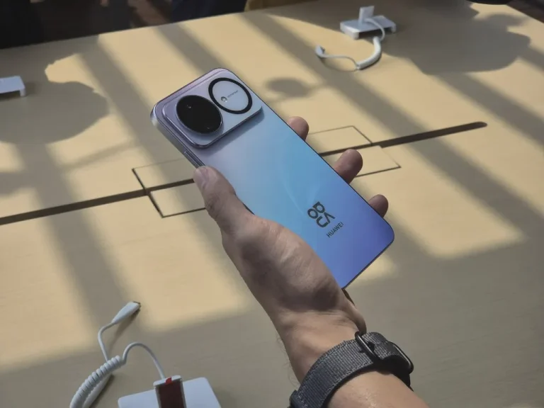 Smartphone berwarna biru di tangan