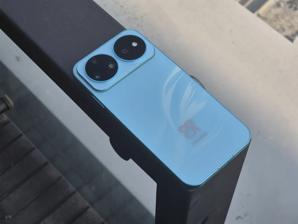 smartphone warna biru di atas permukaan besi