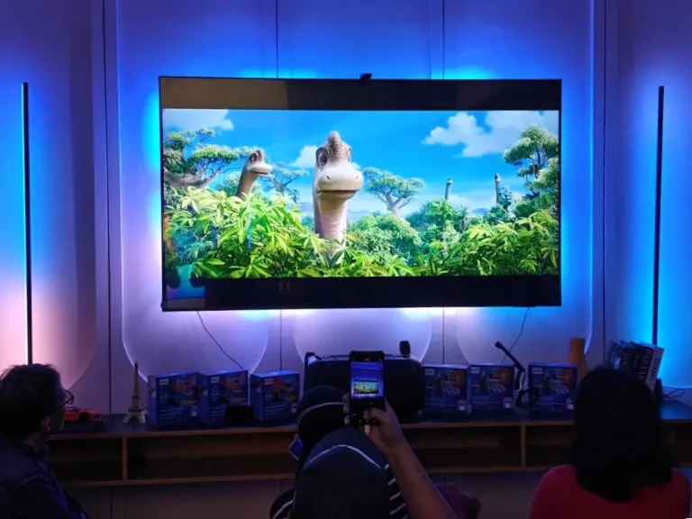 Sebuah televisi dengan teknologi Philips TV Sync untuk memendarkan cahaya di belakang