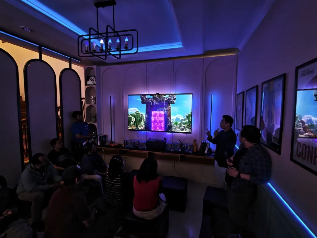 Ruangan dengan televisi besar yang dilengkapi teknologi Philips TV Sync dan sinkron dengan banyak teknologi lampu dalam 1 ruangan