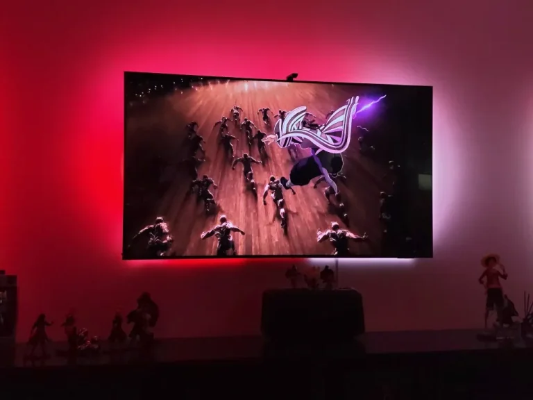 Televisi dengan Philips TV Sync di bagian belakang yang mememndarkan cahaya dari LED