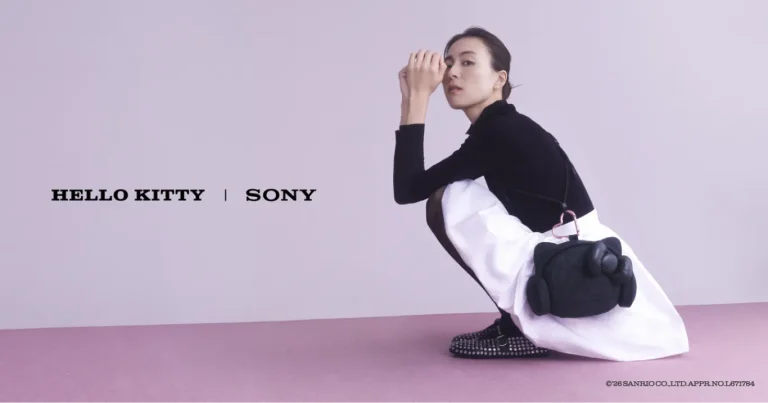 Poster Promosi Sony WH-1000XM6 Hello Kitty dengan sosok perempuan